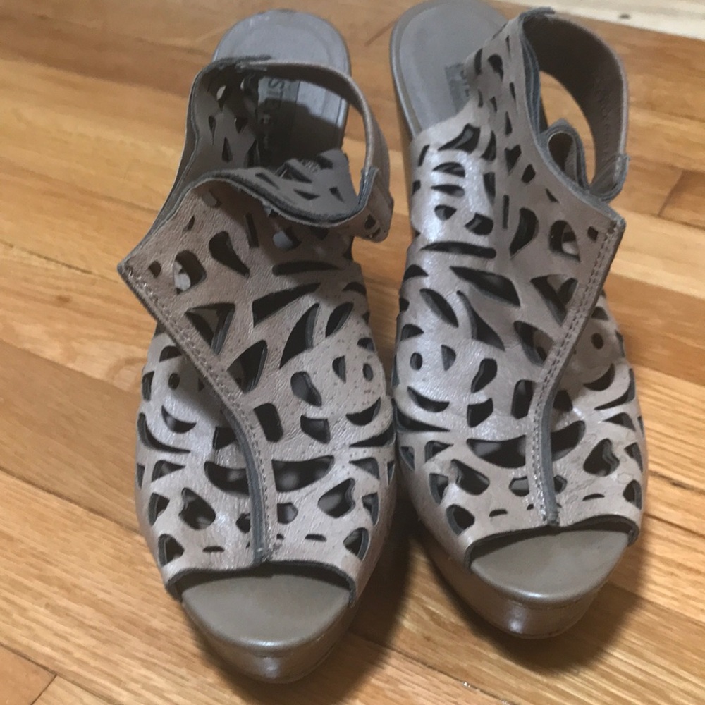 Dark nude wedges